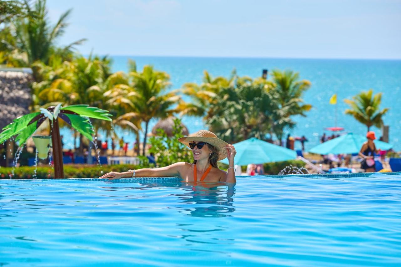 Gran Evenia Bijao Hotel Santa Clara  Luaran gambar A woman in a swimming pool