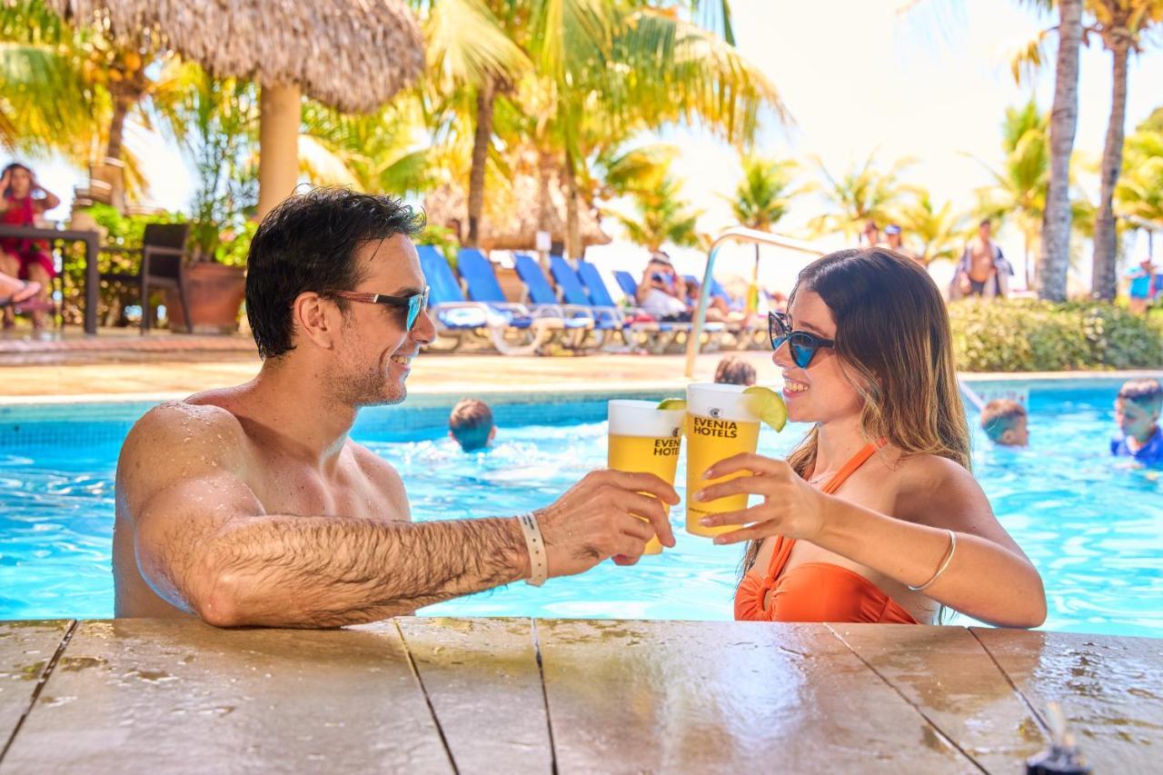 Gran Evenia Bijao Hotel Santa Clara  Luaran gambar A couple drinking Presidente at a pool