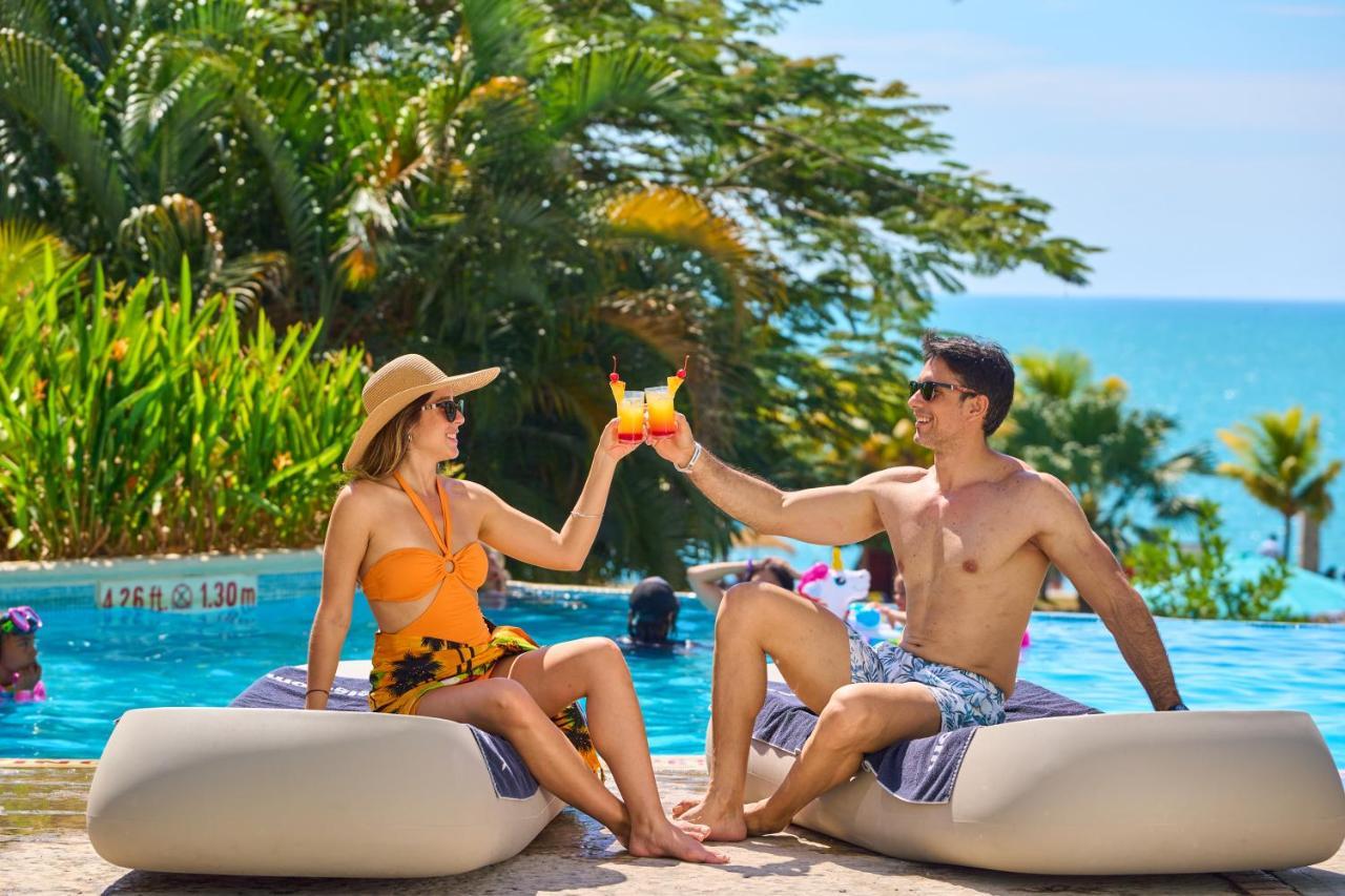 Gran Evenia Bijao Hotel Santa Clara  Luaran gambar A couple at a resort in Cancun, Mexico