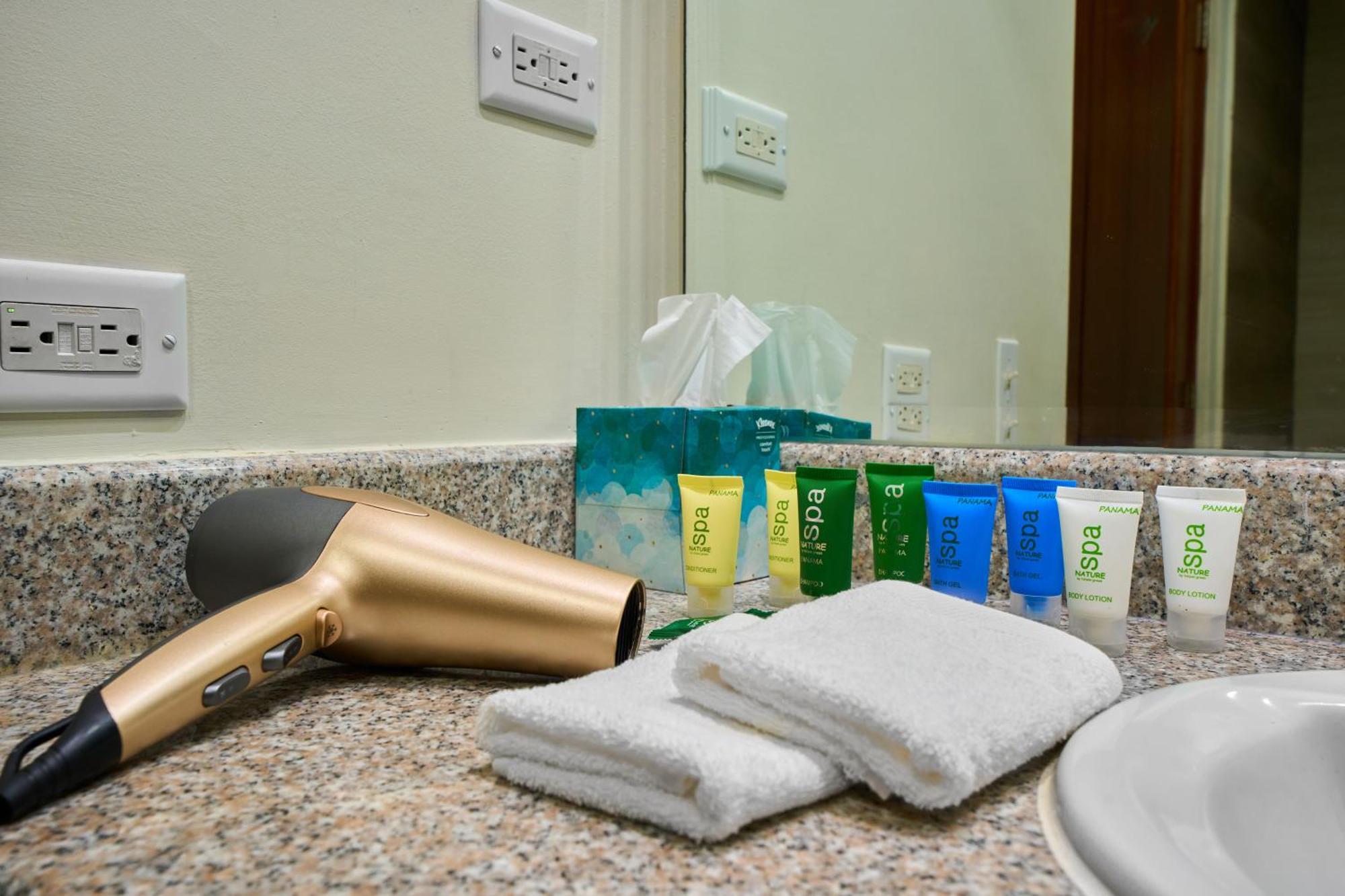 Gran Evenia Bijao Hotel Santa Clara  Luaran gambar A hair dryer and toiletries in a hotel bathroom