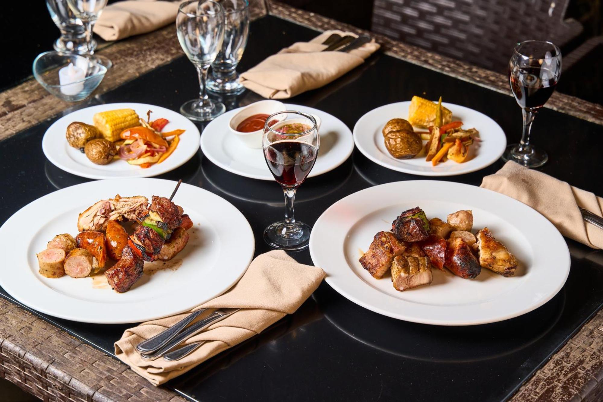 Gran Evenia Bijao Hotel Santa Clara  Luaran gambar A selection of dishes at the restaurant