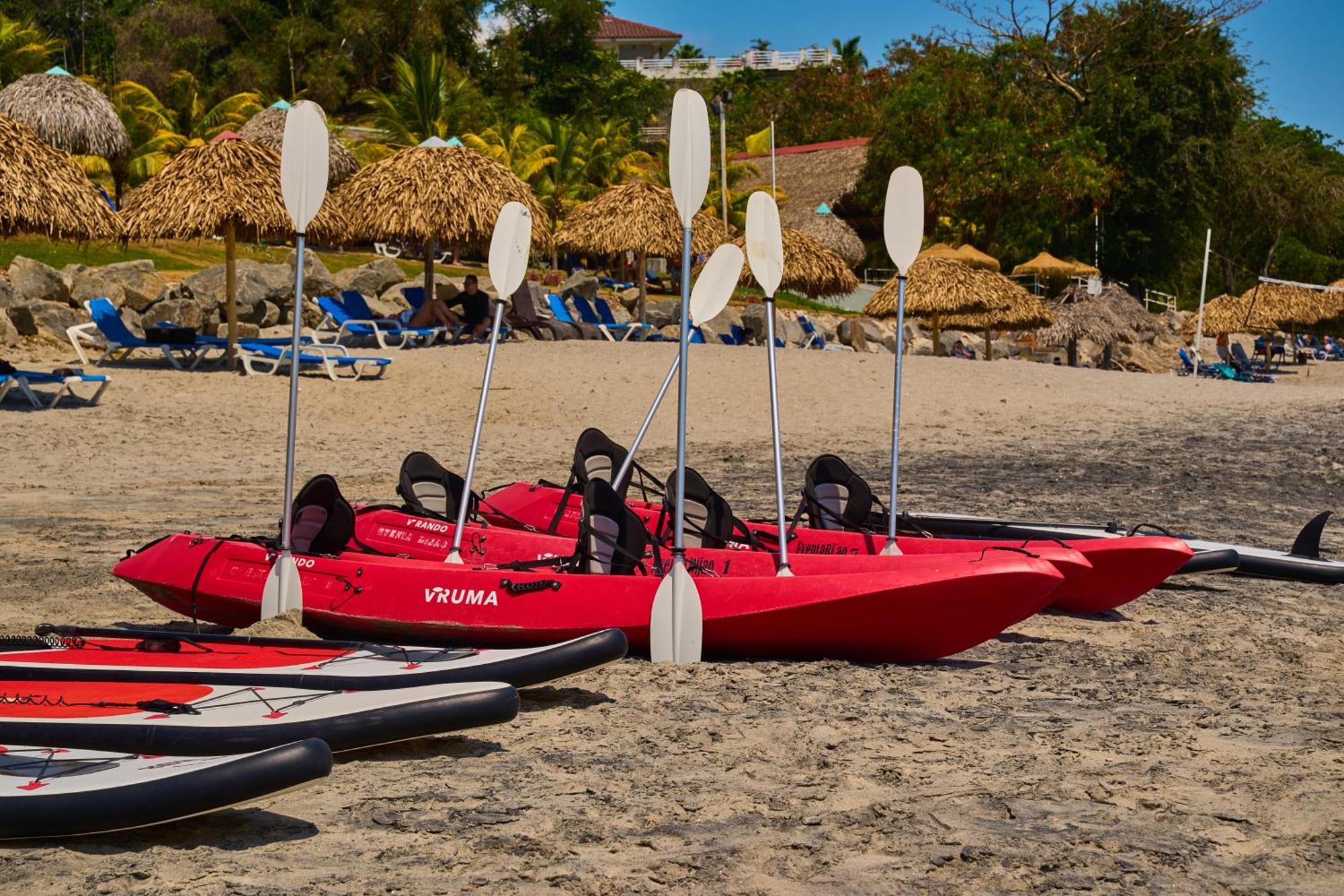Gran Evenia Bijao Hotel Santa Clara  Luaran gambar Kayaks on the beach