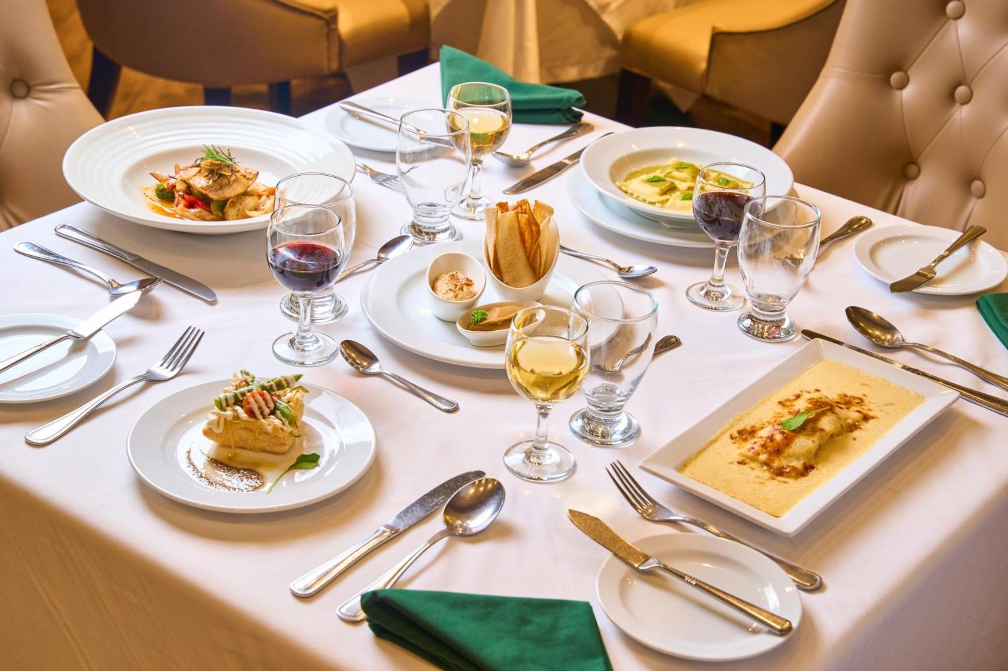 Gran Evenia Bijao Hotel Santa Clara  Luaran gambar A table set for fine dining