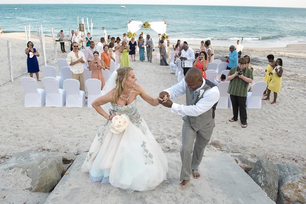 Gran Evenia Bijao Hotel Santa Clara  Luaran gambar A beach wedding in Jamaica
