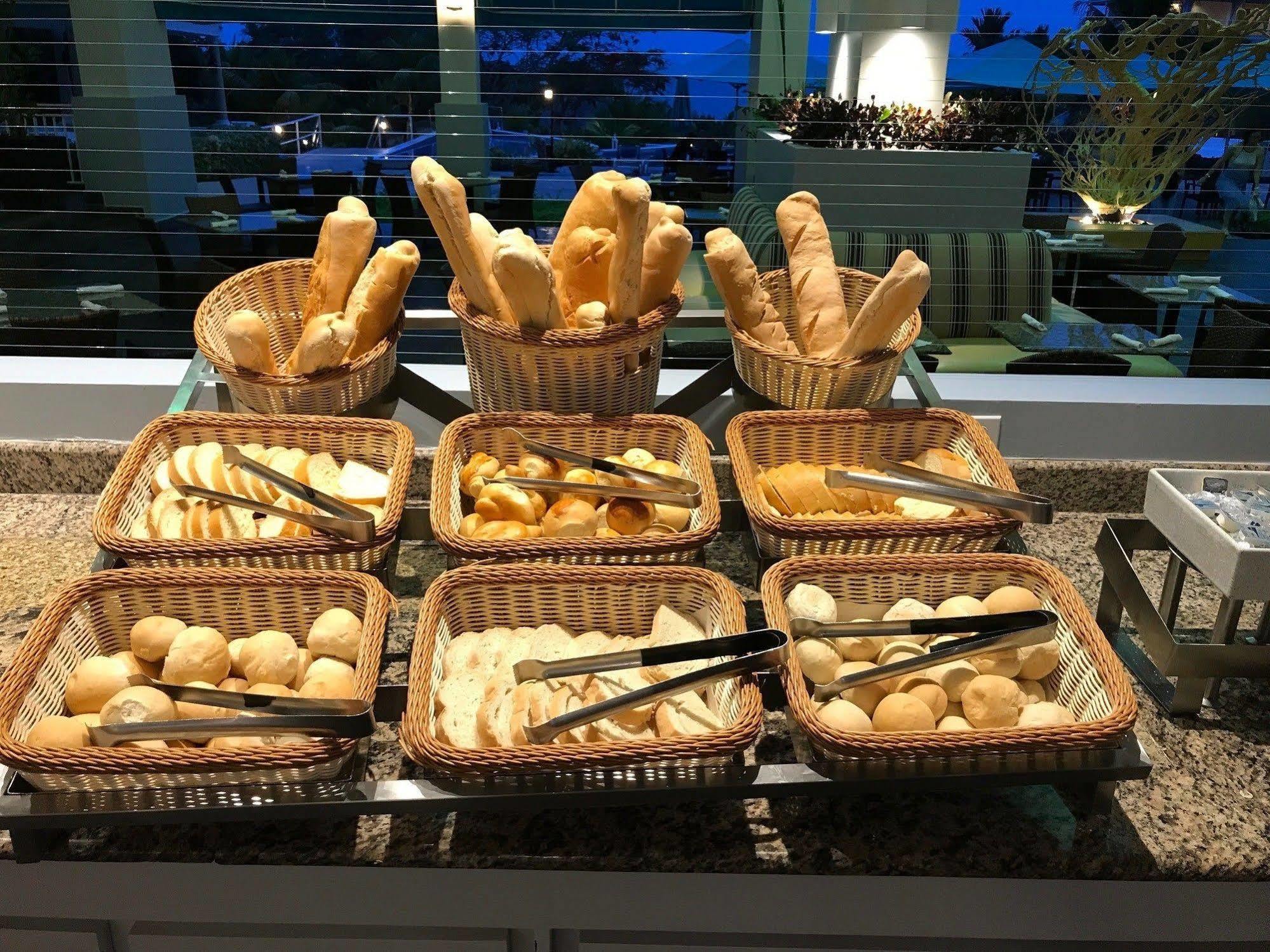 Gran Evenia Bijao Hotel Santa Clara  Luaran gambar Bread at a buffet