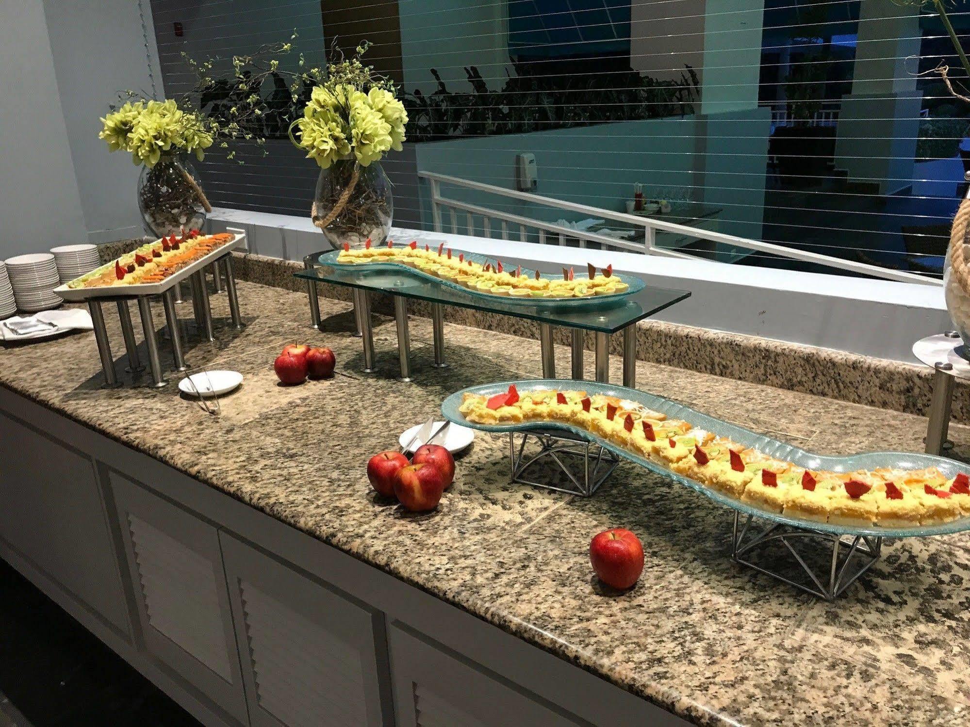 Gran Evenia Bijao Hotel Santa Clara  Luaran gambar A buffet at a hotel